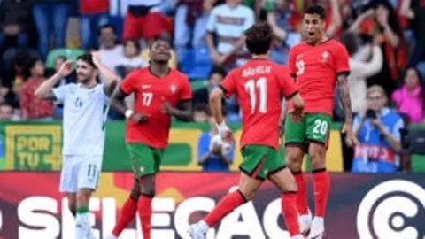 詹姆斯关键三分助湖人逆转鹈鹕，续写五连胜辉煌